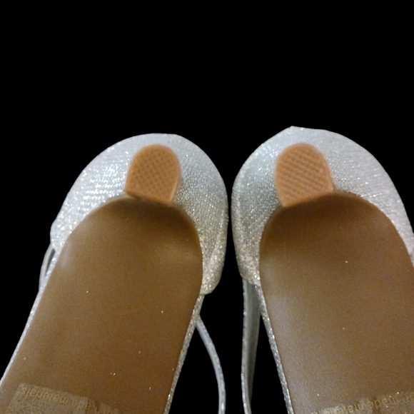 Dream Pairs silver shiney heels.  Womens. Size 7.5 - Picture 8 of 12